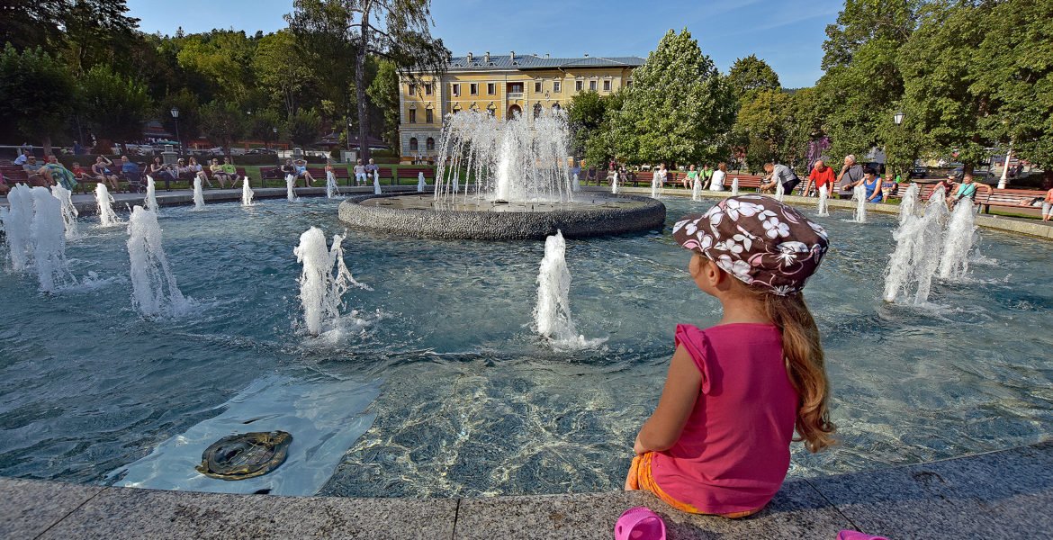 Krynica Zdrój dziecko nad fontanną