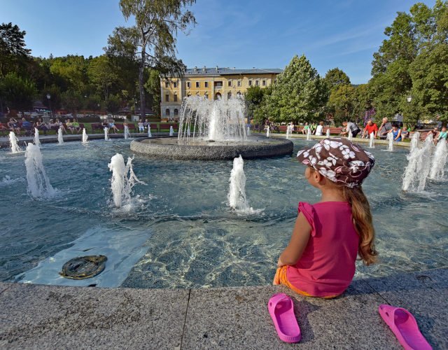 Krynica Zdrój dziecko nad fontanną